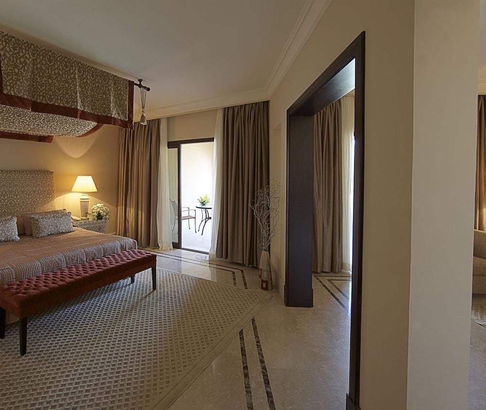 فندق ومنتجع ميرامار شاطئ العقة المظهر الخارجي الصورة A bedroom at the hotel
