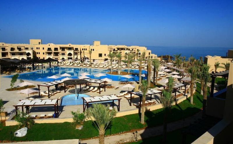 فندق ومنتجع ميرامار شاطئ العقة المظهر الخارجي الصورة The resort's main pool
