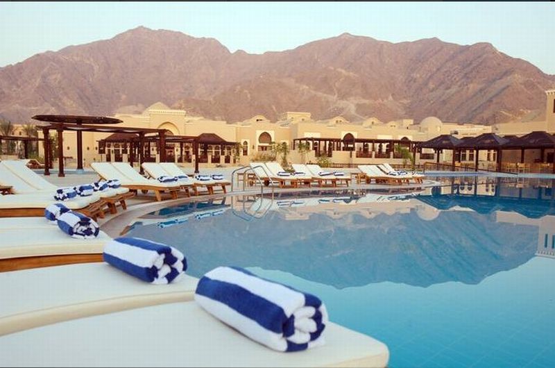 فندق ومنتجع ميرامار شاطئ العقة المظهر الخارجي الصورة The resort's swimming pool