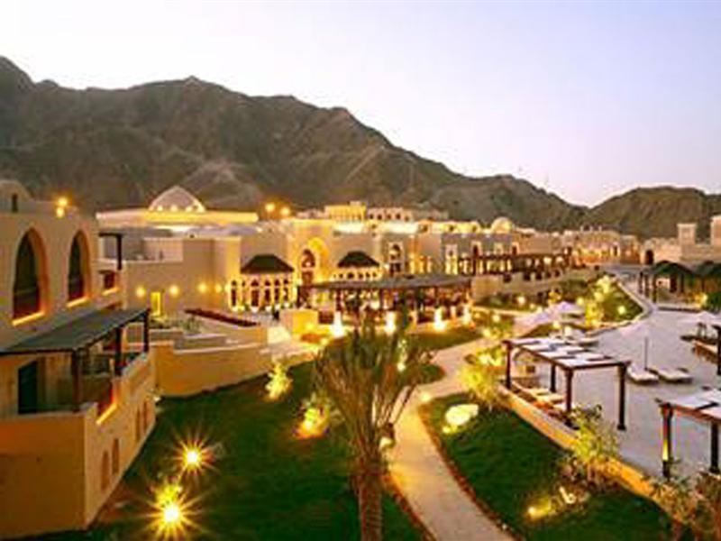 فندق ومنتجع ميرامار شاطئ العقة المظهر الخارجي الصورة The resort at night