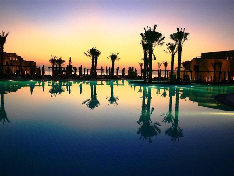 فندق ومنتجع ميرامار شاطئ العقة المظهر الخارجي الصورة Sunset at the resort