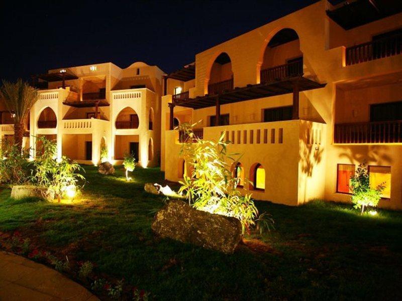 فندق ومنتجع ميرامار شاطئ العقة المظهر الخارجي الصورة The resort at night