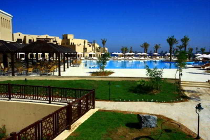 فندق ومنتجع ميرامار شاطئ العقة المظهر الخارجي الصورة The swimming pool at the resort