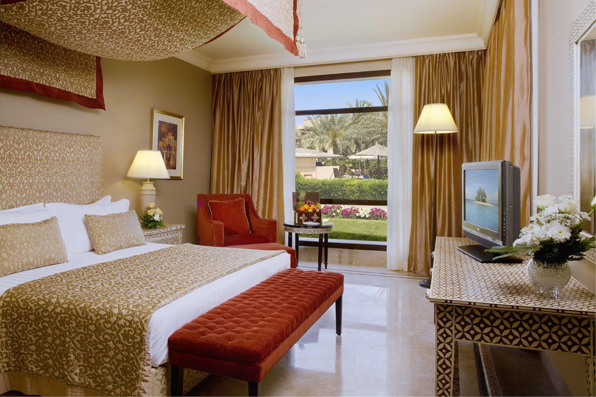 فندق ومنتجع ميرامار شاطئ العقة المظهر الخارجي الصورة A room at the hotel