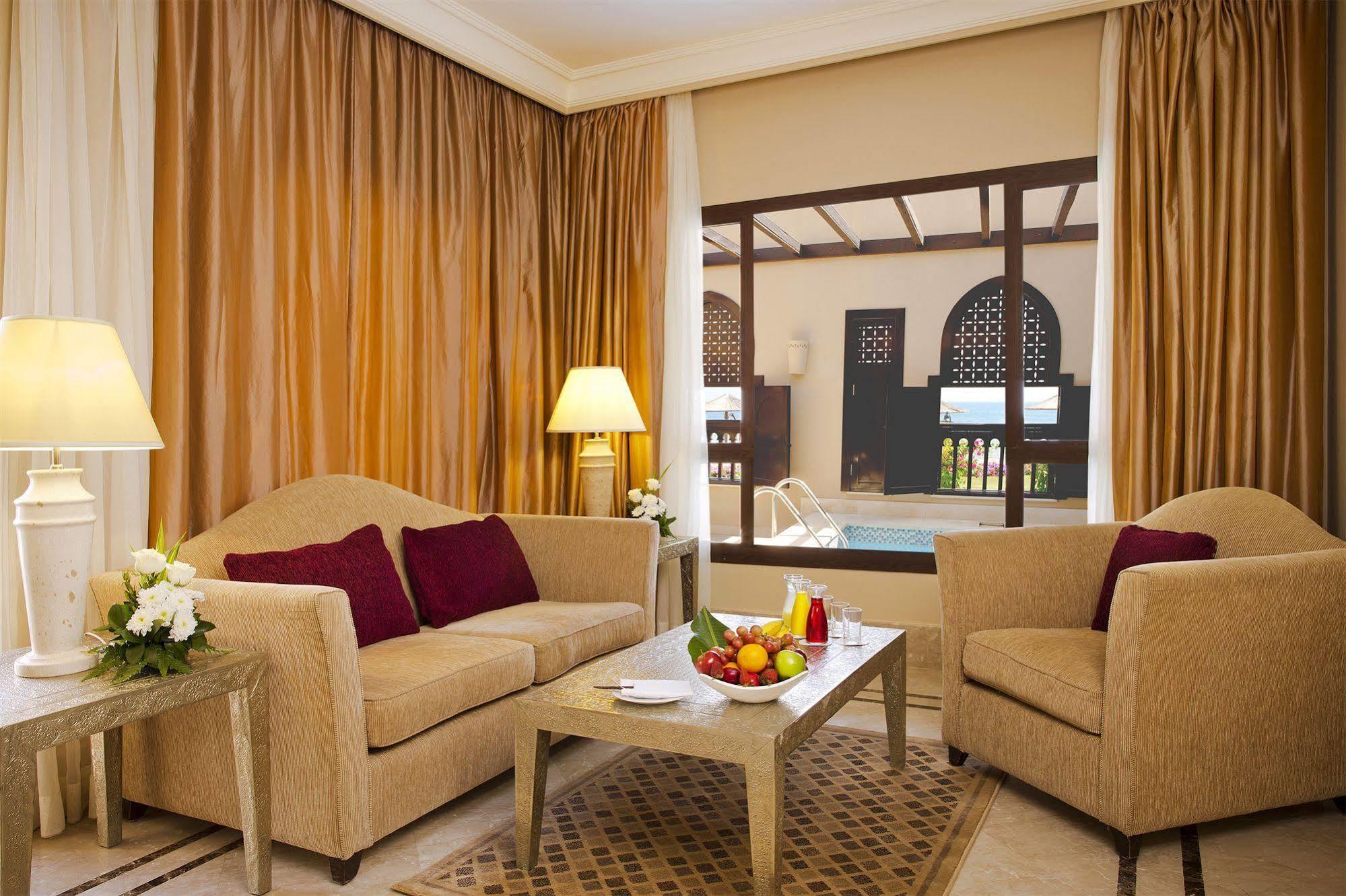 فندق ومنتجع ميرامار شاطئ العقة المظهر الخارجي الصورة A suite at the hotel