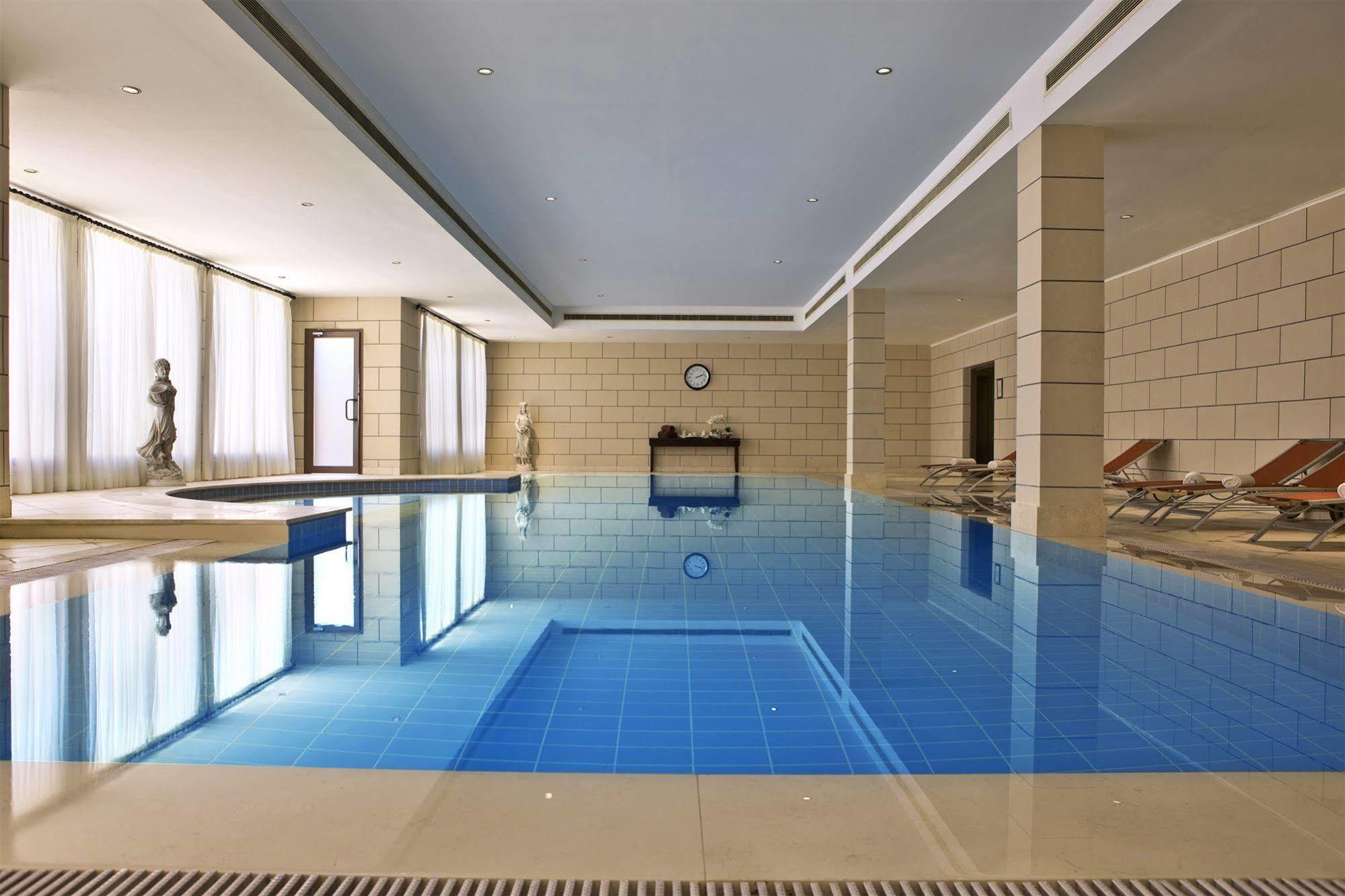 فندق ومنتجع ميرامار شاطئ العقة المظهر الخارجي الصورة The pool at the Mandarin Oriental, Munich
