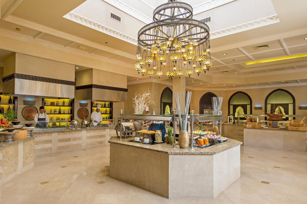 فندق ومنتجع ميرامار شاطئ العقة المظهر الخارجي الصورة The buffet at the hotel
