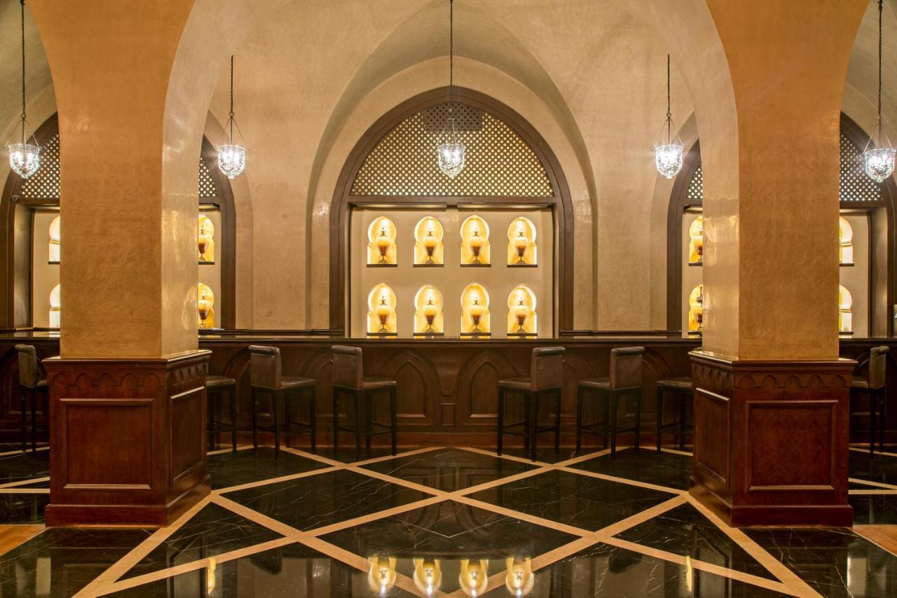 فندق ومنتجع ميرامار شاطئ العقة المظهر الخارجي الصورة The bar at the Ritz-Carlton, Dubai